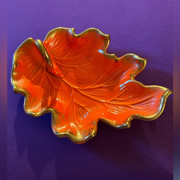 CA POTTERY VTG MCM Beautiful gilded ceramic leaf dish. No chips or cracks. - Picture 4 of 9